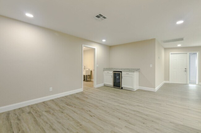 Building Photo - 4105 SE 1st Pl
