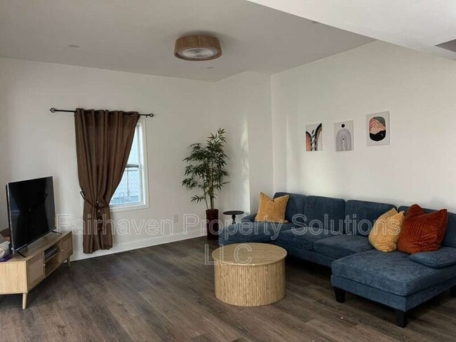 Building Photo - 2827 E 5th Ave