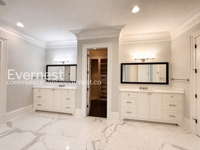 Building Photo - Spacious 7 Bed/8 Bath Home with Garage / Pet-Friendly / Available Now!