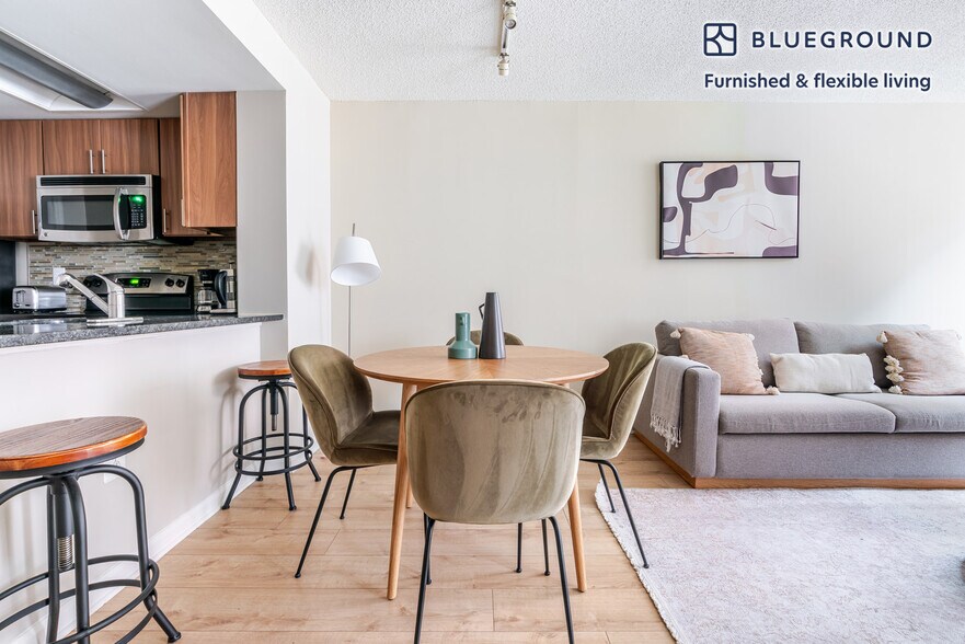 Building Photo - 1401 N Taft St