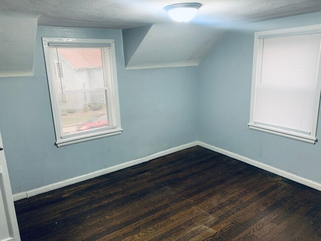 Building Photo - 2bd/1 ba duplex at corner of Colfax and La...