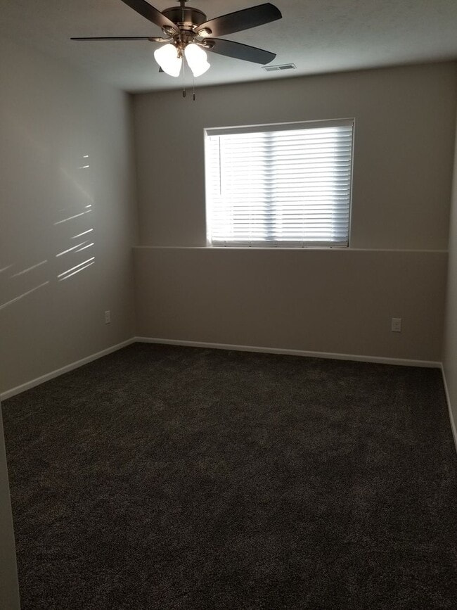 Building Photo - Daylight ranch townhome