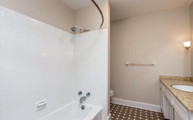 Building Photo - 305 Lakeshore Dr