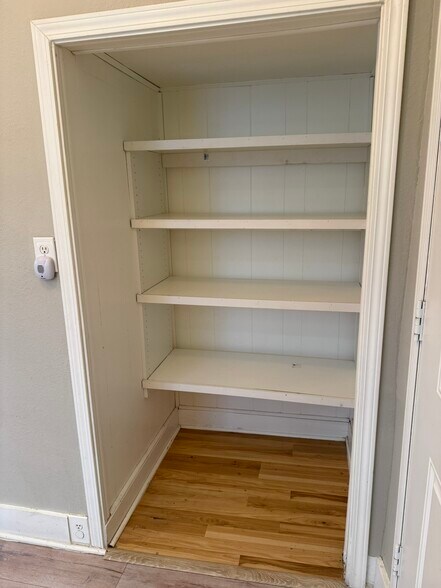 Building Photo - 512 S Randolph St