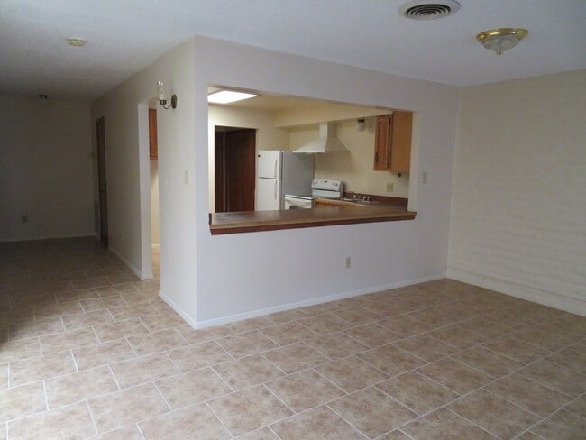 Building Photo - 2 Bedroom 2 Bath Townhouse Available for Rent