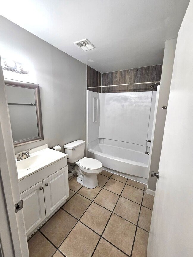 Building Photo - 1 Bedroom 1 Bath located in Charming North...