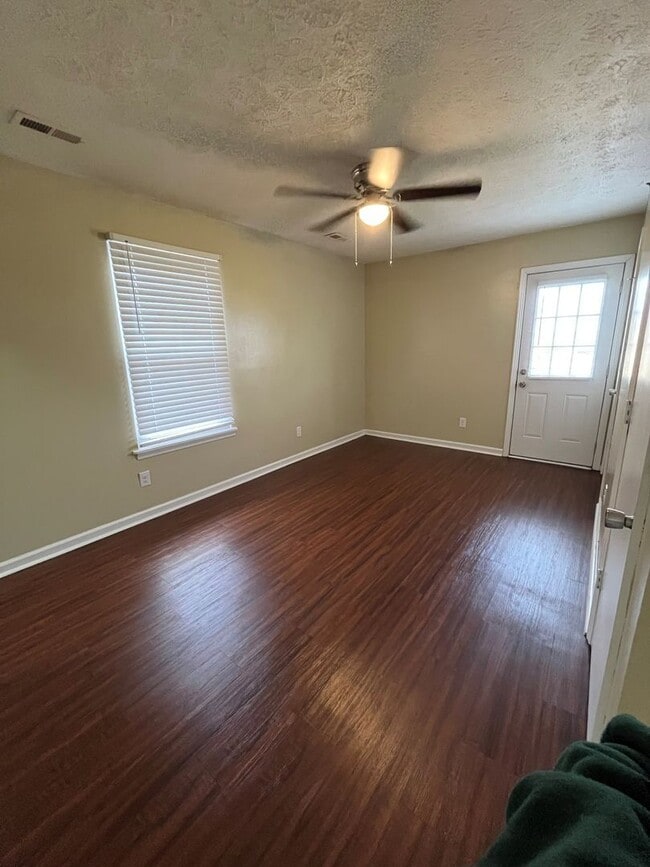 Building Photo - 3 Bedroom, 1.5 Bath in Great Location