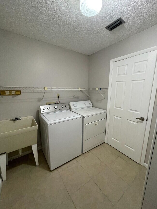 Building Photo - 3 Bedroom Pool Home Available in Palm Bay