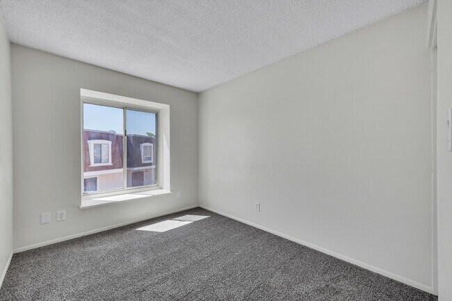 Building Photo - 3-1