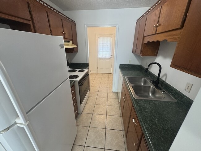 Building Photo - 107 Pickle St