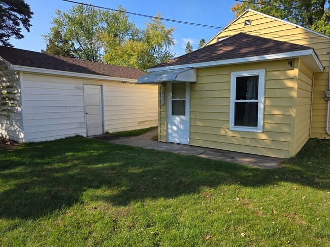 Building Photo - 2 Bed 1 Bath Single Family Home in Wiscons...