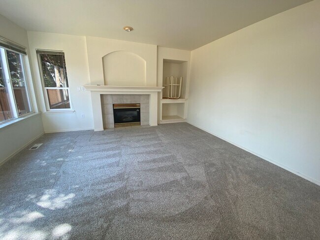 Building Photo - Spacious 4 bedroom 2.5 traditional house