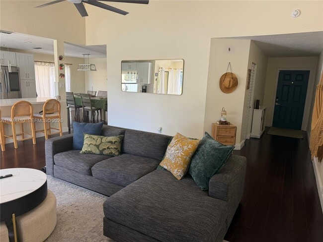 Building Photo - 2925 E Aviary Dr