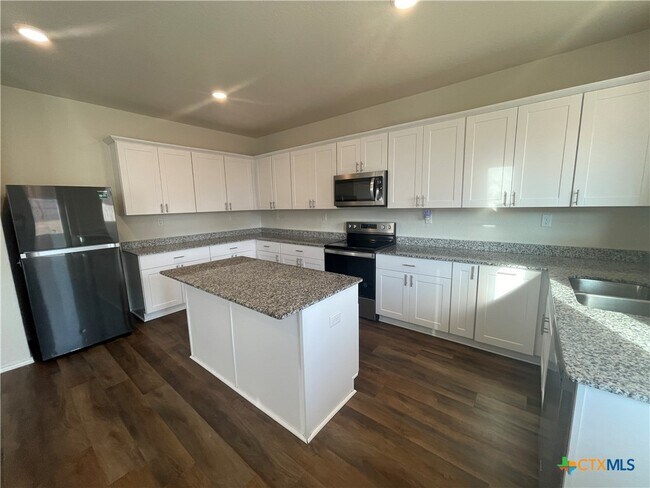 Building Photo - 457 Lynwood Gold