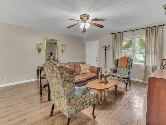 Building Photo - 805 Bluebonnet Ln
