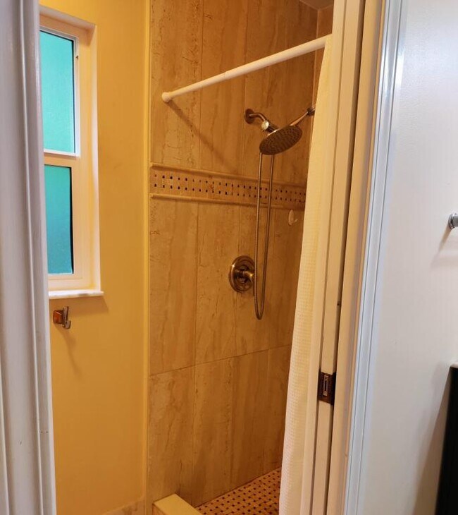 Building Photo - 4 Blaine Ct