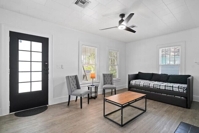 Building Photo - 1829 Hollenbeck Dr