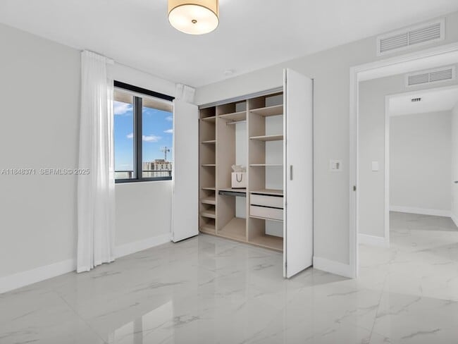 Building Photo - 700 NE 24th St