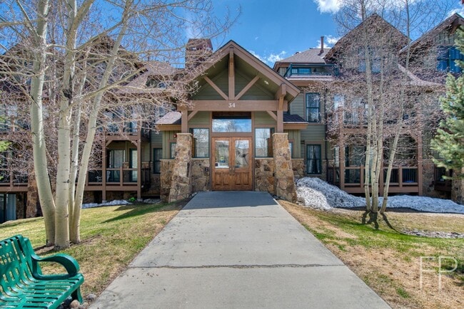 Building Photo - Highlands Green Lodge!  Updated One Bedroo...