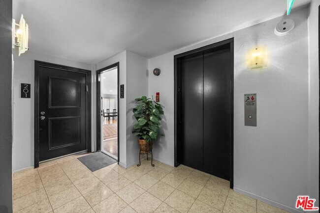 Building Photo - 1515 S Beverly Dr