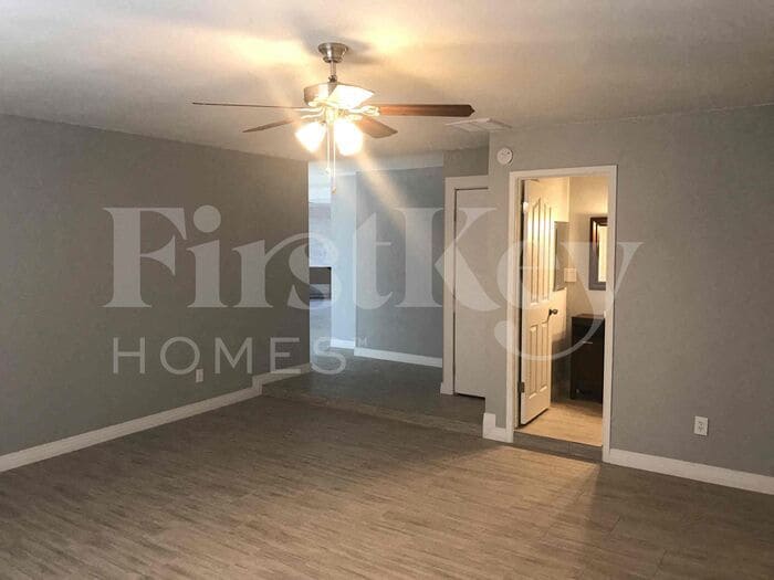 Building Photo - 4818 W Christy Dr