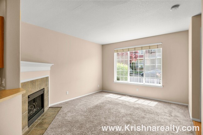 Building Photo - Lovely 3 BD* 2.5 Arbor Station Townhome Av...