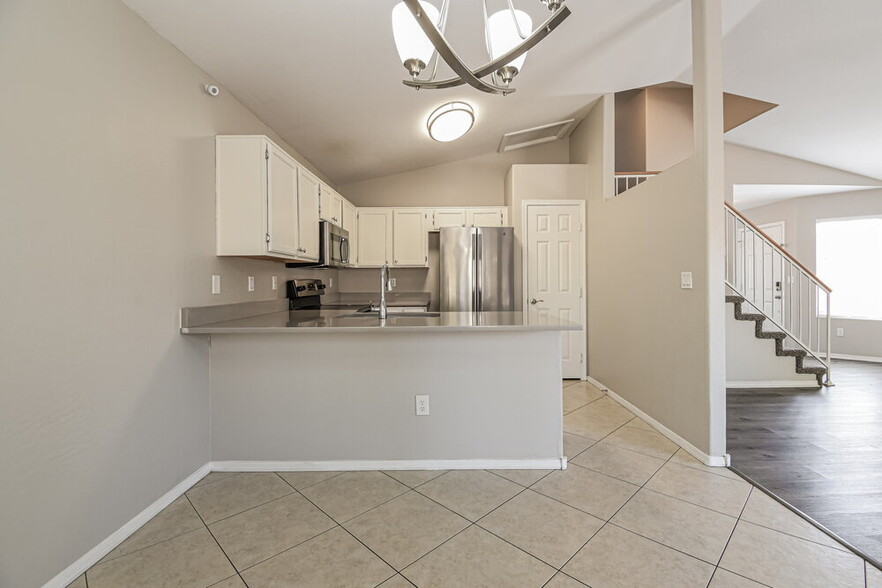 Building Photo - 1042 N Blackbird Dr