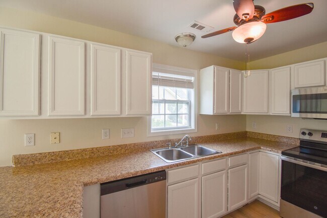 Building Photo - 3 Bedroom 2 Bathroom with Garage