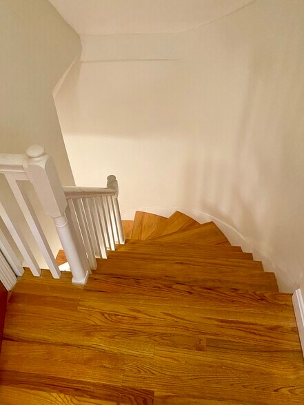 Building Photo - 123 Thorndike St