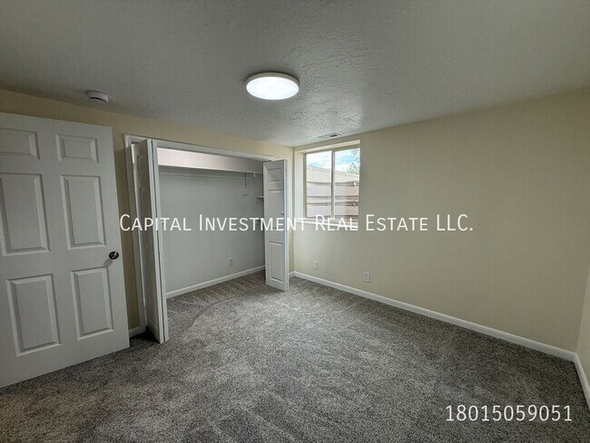 Building Photo - 1047 E 5235 S