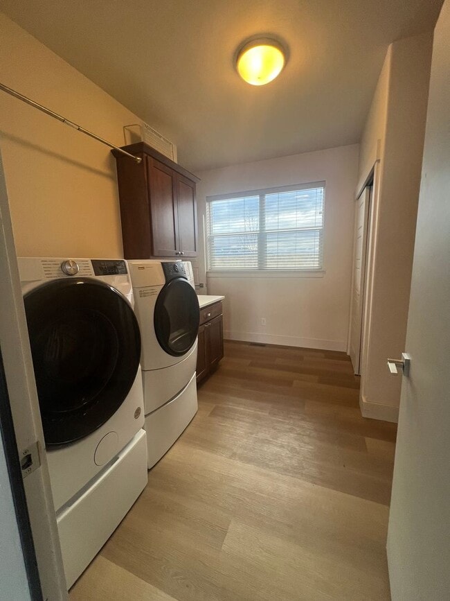 Building Photo - Amazing Newer 3 Bed 2.5 Bath Unit