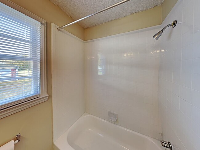 Building Photo - Get $500 OFF RENT!*  Adorable 3 bedroom 1 ...