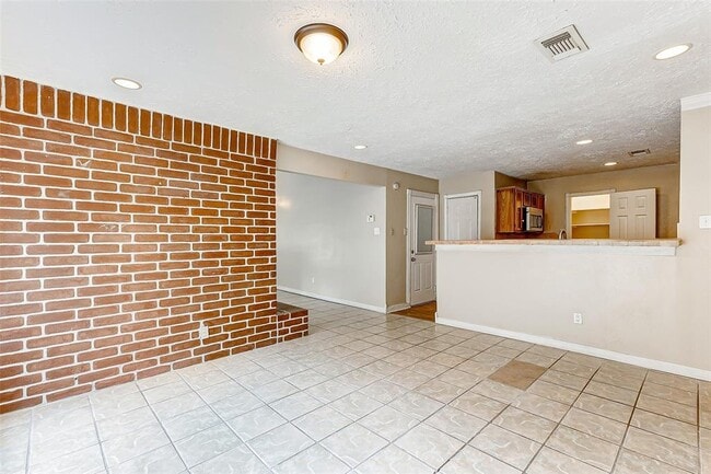 Building Photo - 2010 Hickory Glen Dr
