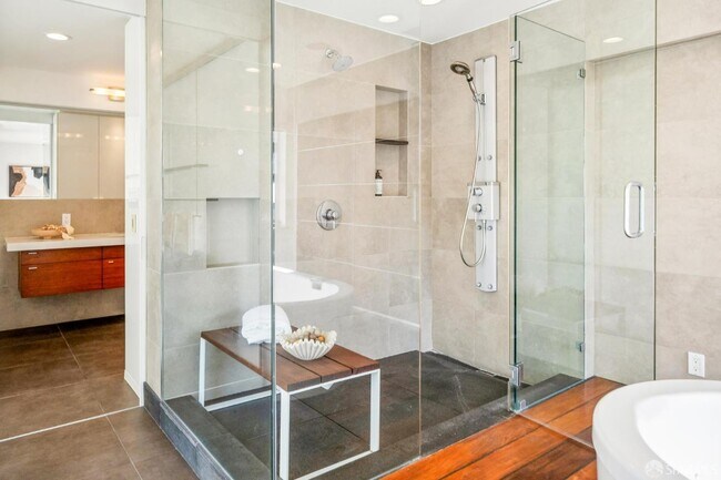 Building Photo - 142 Russ St