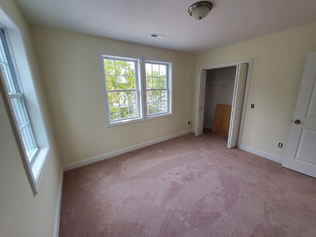 Building Photo - 50-60-60 Village Green S