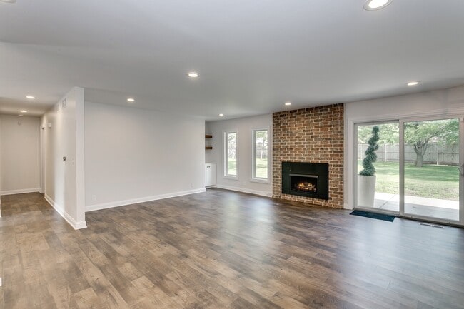 Building Photo - SIMPLY LUXURIOUS twinhome near Central & R...