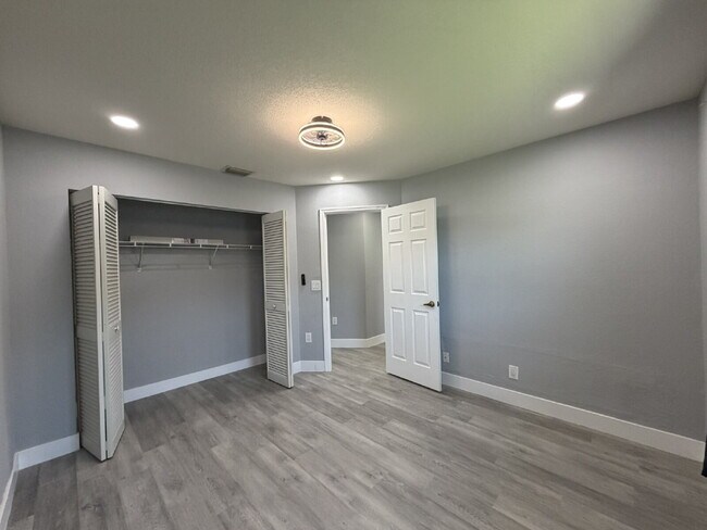 Building Photo - "Charming 3-Bedroom Retreat with 2 Full Baths on Aurora St NW!"