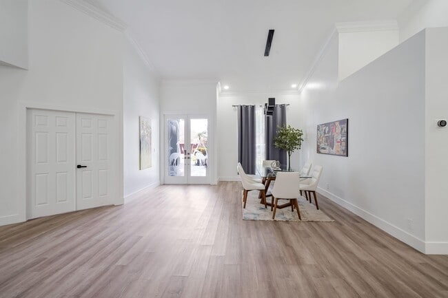 Building Photo - 12499 Classic Dr