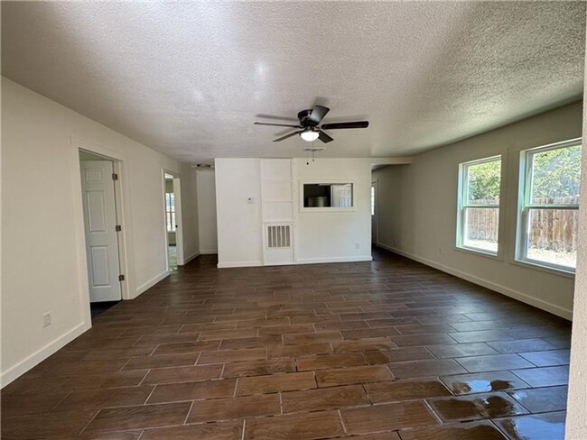 Building Photo - Beautifully updated 3/2 single family home