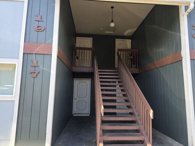 Building Photo - 140 NE Atkinson Ct