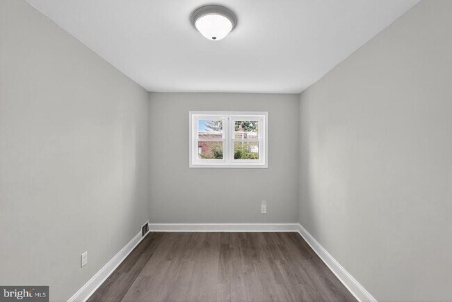 Building Photo - 1001 Burnside Rd