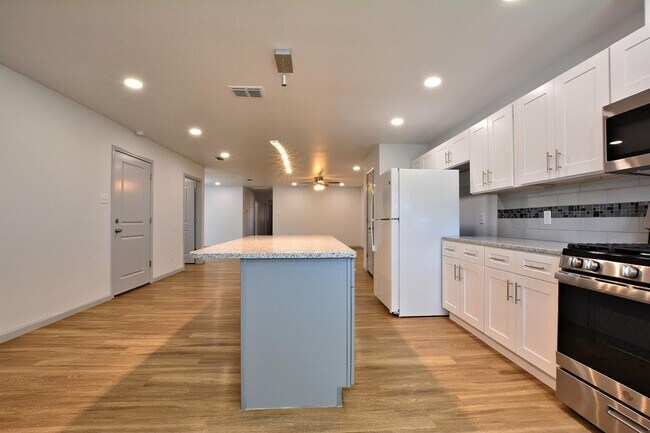 Building Photo - 1209 N Essex Ave