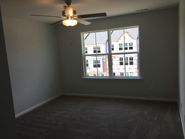 Master bedroom - 208 Hickory Plains Rd