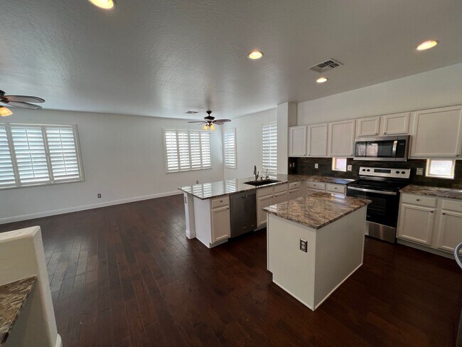 Building Photo - AVAILABLE NOW IN SEVILLE, GILBERT!!!