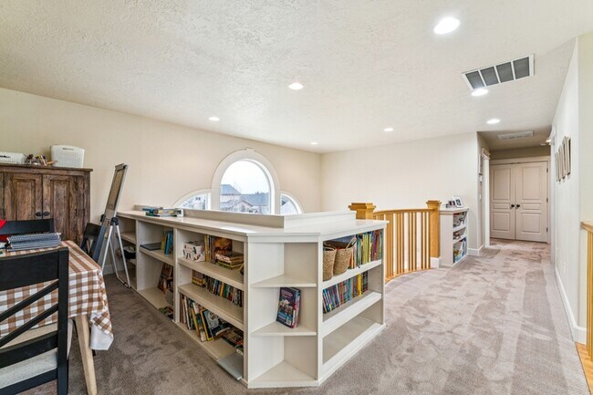 Building Photo - 2012 W Rock Creek Dr