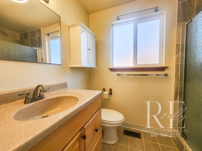 Building Photo - Spacious 4-Bedroom Rambler with Fenced Yar...