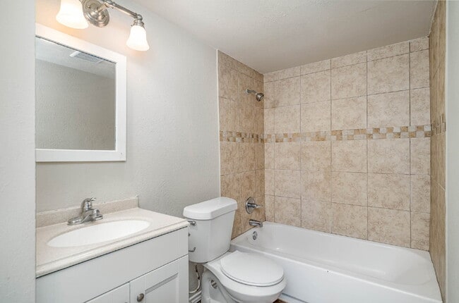 Building Photo - Cozy 3BR/2BA Home in a Quiet Neighborhood