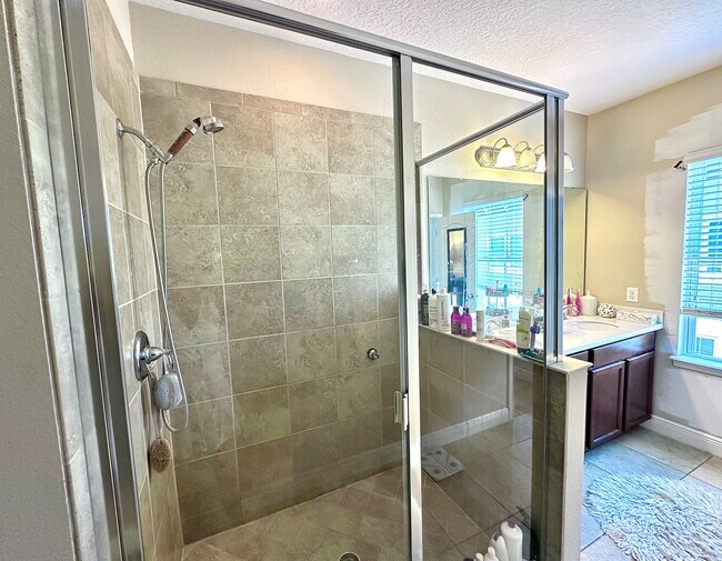 Master bathroom - 1220 Lobelia Dr