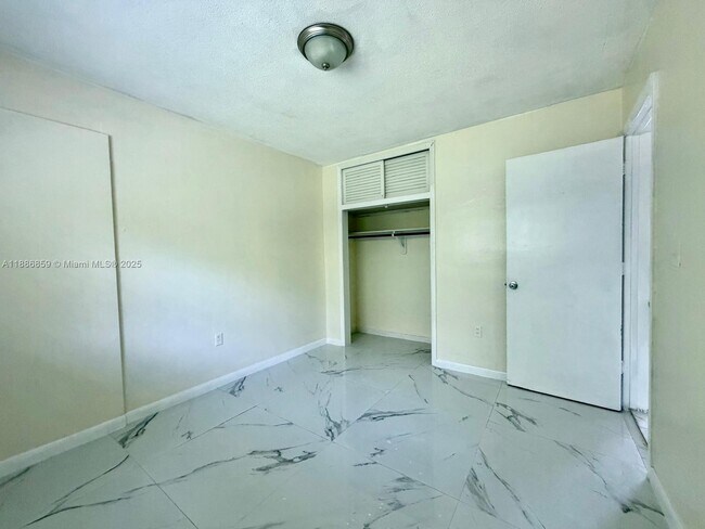 Building Photo - 1371 NE 150th St