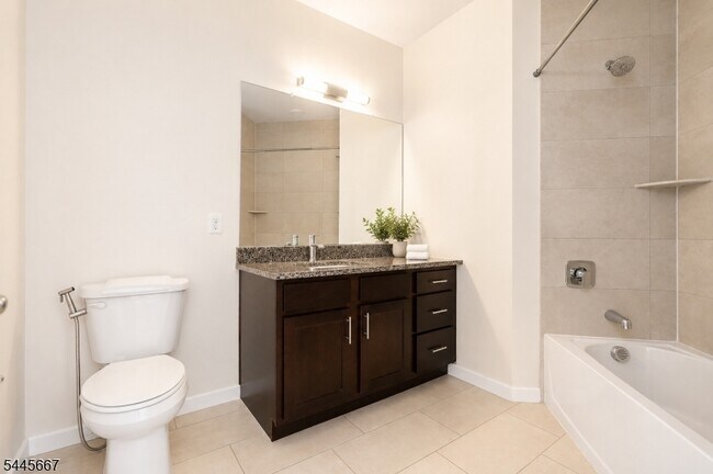 Building Photo - 723 Lorhan Dr
